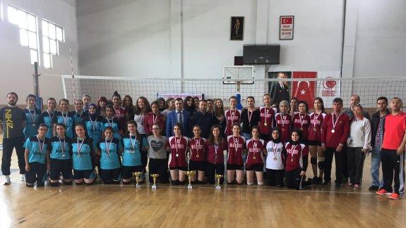 Genç Kızlar Voleybolda Şampiyon  Eyüp Topçu Anadolu Lisesi