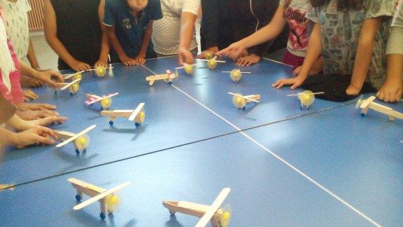  Öğrenciler Tek Motorlu Ahşap Uçak Yaptı.