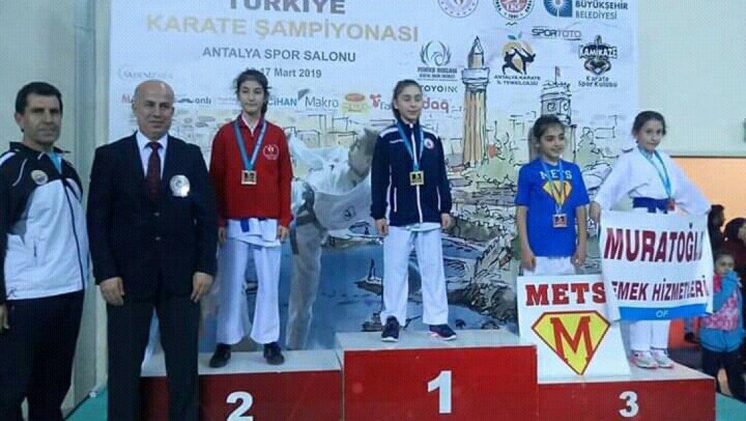 Yağmur Nisa Zeytinci, Türkiye Karate Şampiyonasında Türkiye 2.cisi oldu.