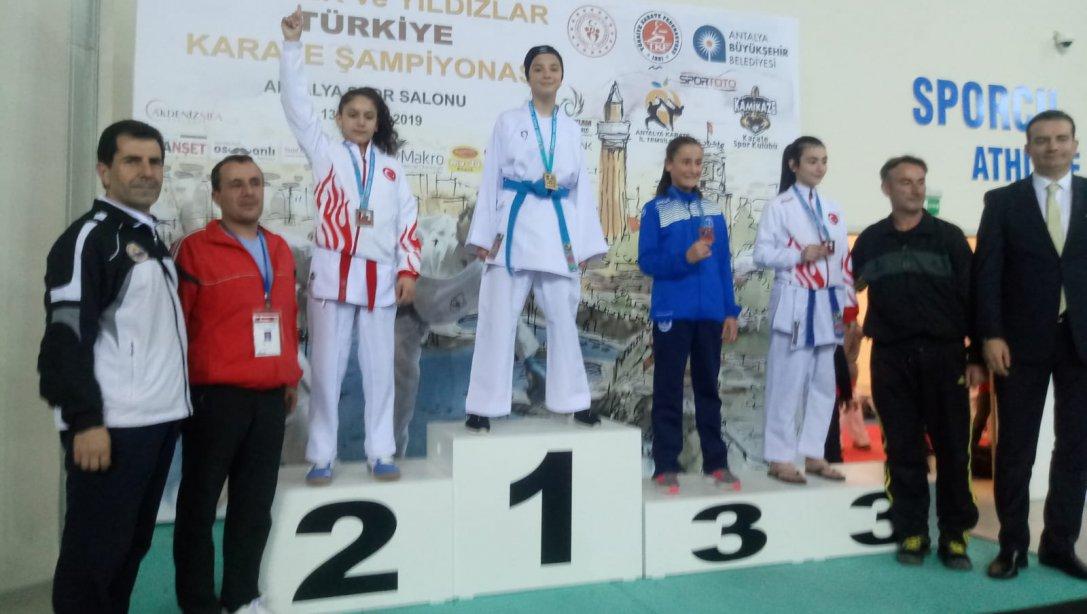 İmam Hatip Ortaokulu Öğrencisi Hayrünnisa Ödemiş Türkiye Şampiyonu