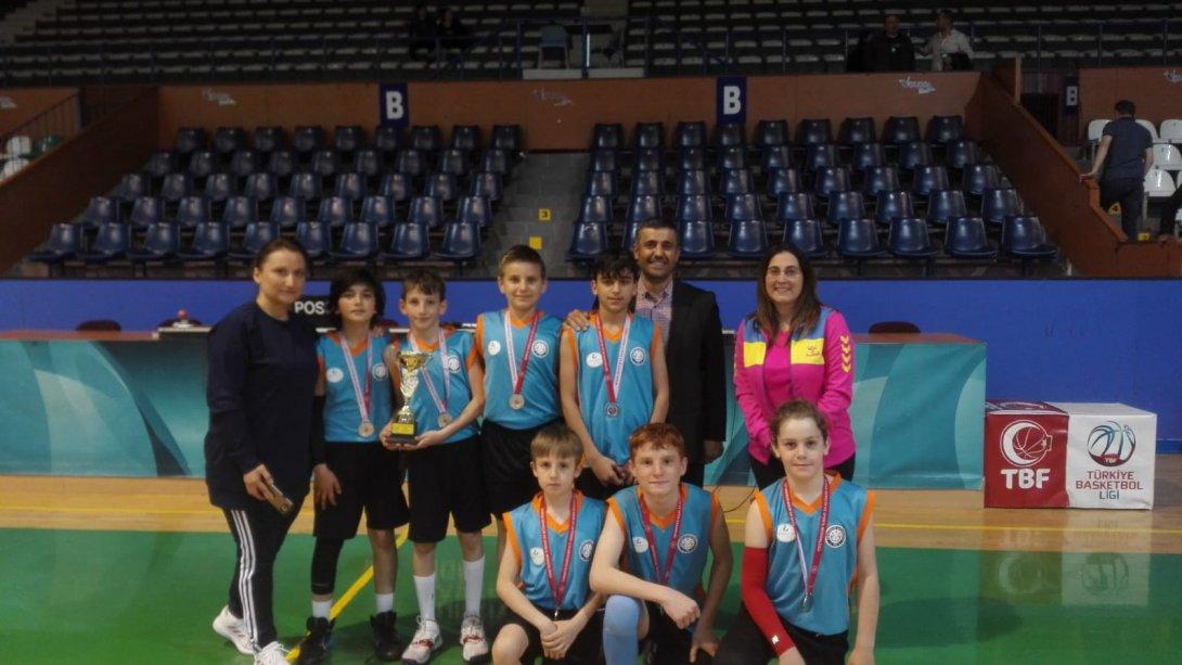 Orhangazi Ortaokulu Küçük Erkekler Basketbol Takımı Bursa 2.si