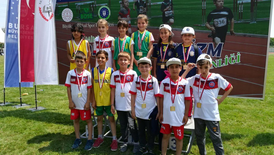 Kurtuluş İlkokulu Atletizm Takımı Bursa'dan 2 Derece ile Döndü.