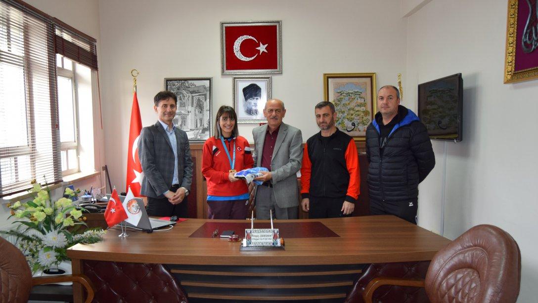 İlçe Milli Eğitim Müdürü Karatosun Türkiye Şampiyonunu Kabul Etti.