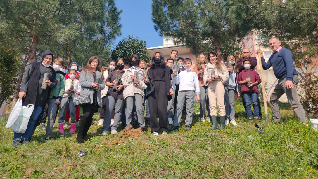 Mehmet Akif Ersoy Ortaokulu Öğrencileri Ağaç Dikimi Gerçekleştirdi.