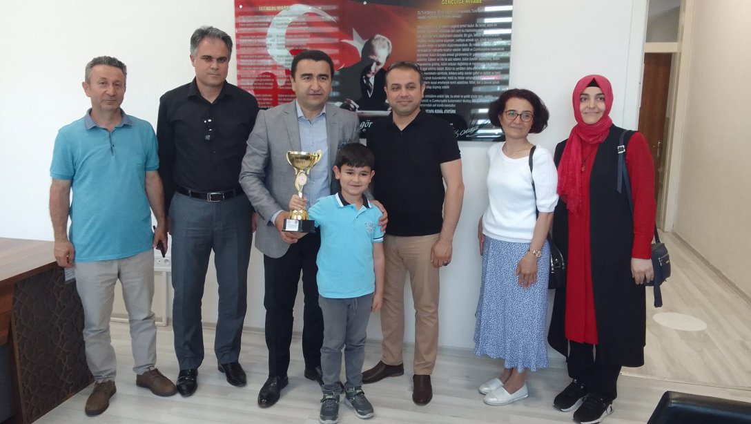 İlçe Milli Eğitim Müdürü Sn. Mustafa SAKARYA' dan Satranç Şampiyonuna Ziyaret