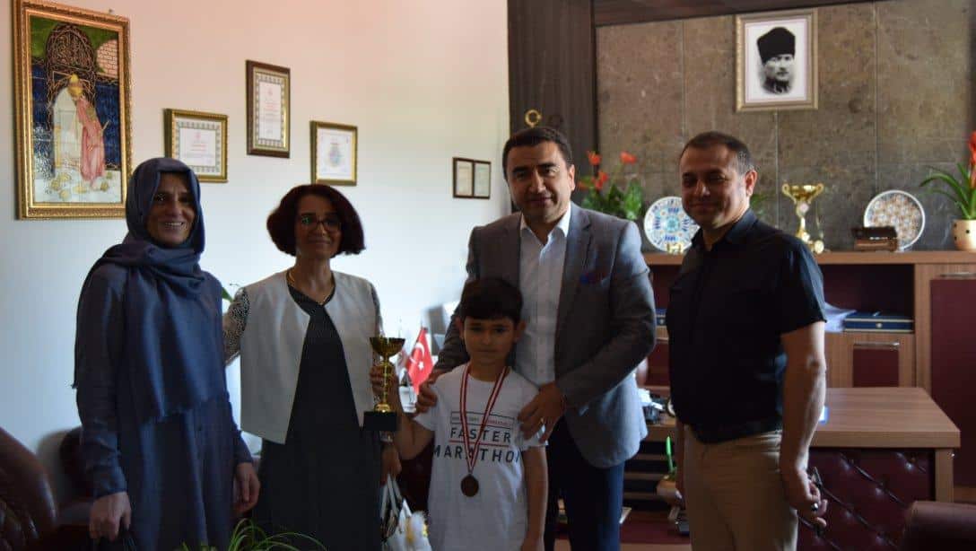 Satranç Şampiyonu İlçe Milli Eğitim Müdürü Sn. Mustafa SAKARYA' yı Ziyaret Etti.