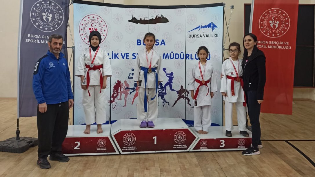Mehmet Akif Ersoy Ortaokulu Öğrencisi Esila Nur Küçük Kata Şampiyonasında Bursa 1.si Oldu.