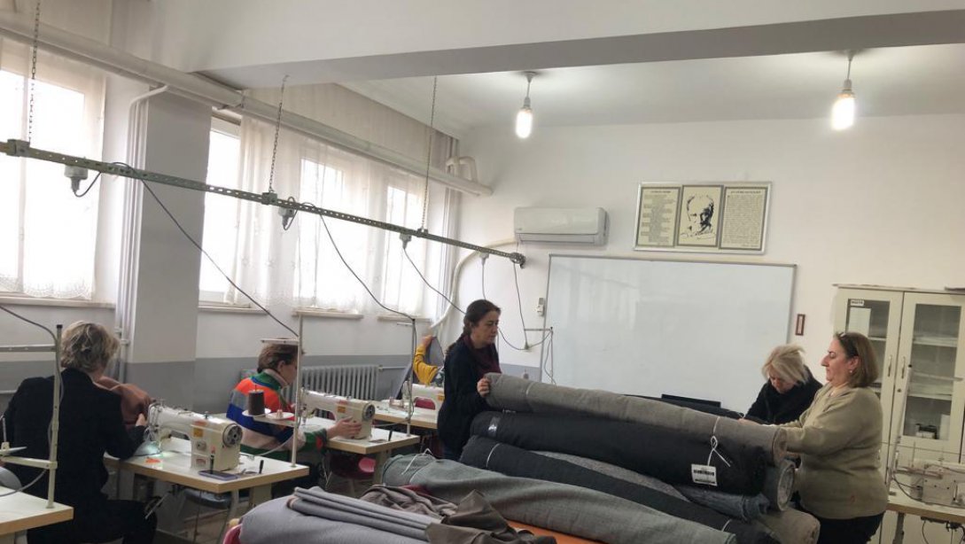 Orhangazi Halk Eğitim Merkezi Deprem Bölgesine Gönderilmek Üzere Battaniye Üretimine Devam Ediyor.