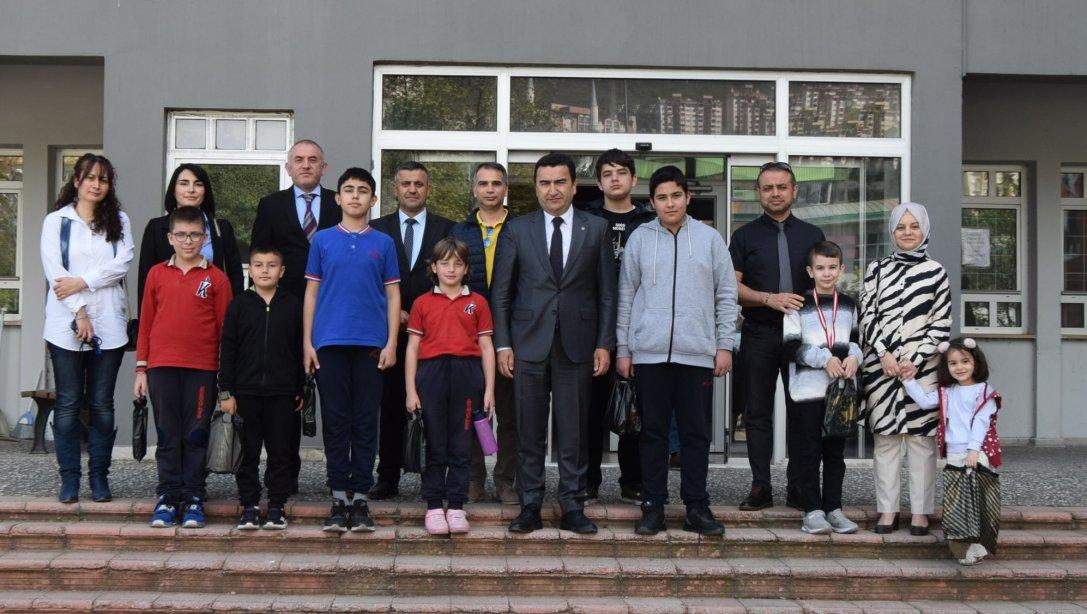 Akıl ve Zeka Oyunları İl Şampiyonları İlçe Milli Eğitim Müdürümüz Sn. Mustafa SAKARYA' yı Ziyaret Ettiler.