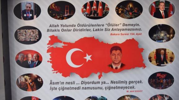  Öğretmen Eyüp Topçu Anadolu Lisesinde 15 Temmuz ve Atatürk Köşesi 