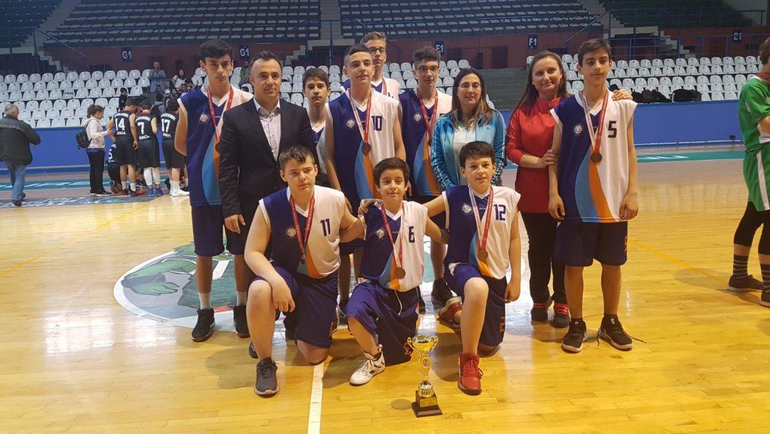Orhangazi Ortaokulu Yıldız Erkekler Basketbol Takımı Bursa 3.cüsü