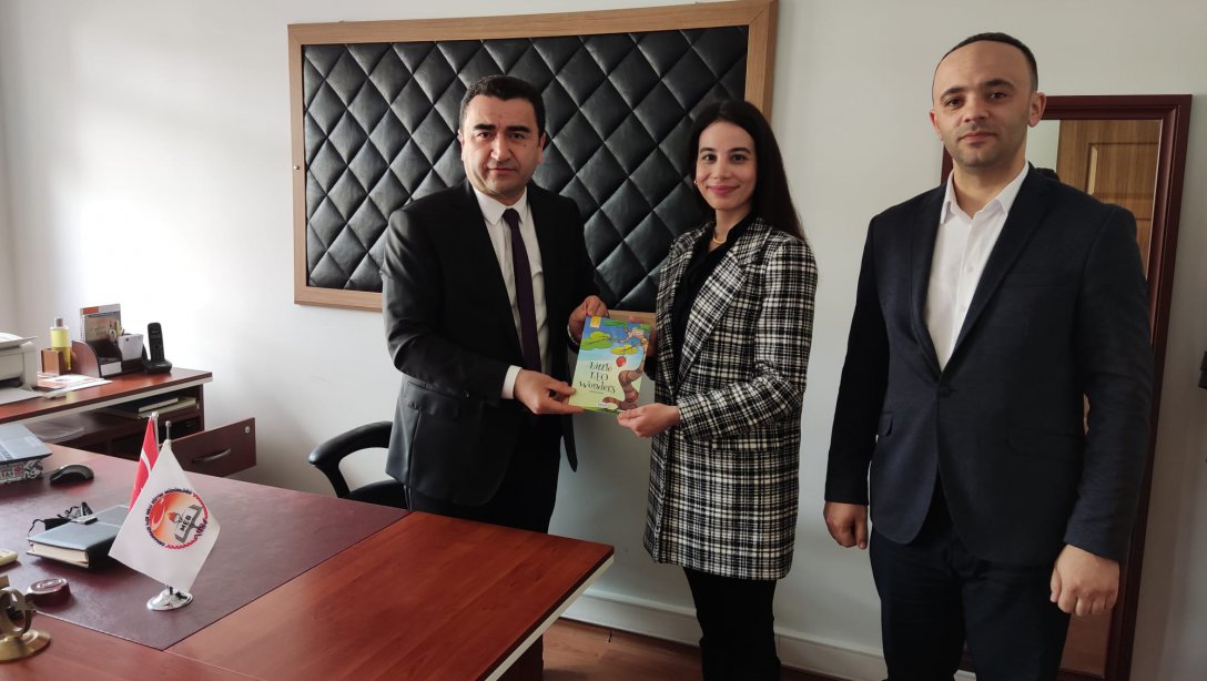 Büşra Elmas 'Little LEO Wonders' isimli Kitabını İlçe Milli Eğitim Müdürü Mustafa Sakarya' ya Takdim Etti.