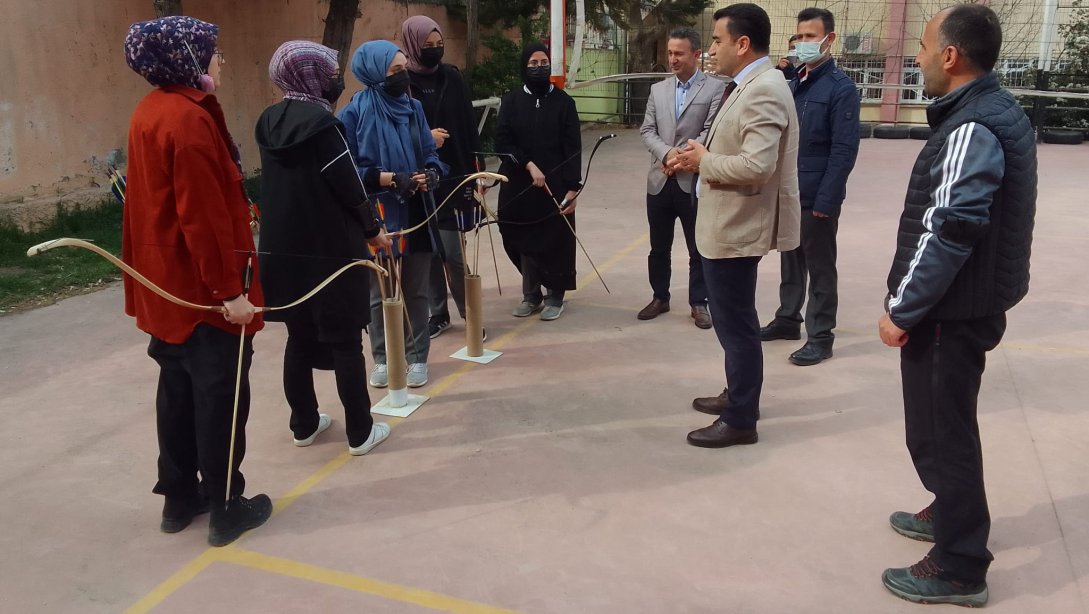 İlçe Milli Eğitim Müdürü Sn. Mustafa SAKARYA Kız Anadolu İmam Hatip Lisesi Okçuluk Takımını Ziyaret Etti.