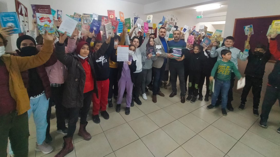 Abdulhamit Han Ortaokulu Öğrencilerinden Kitap Toplama Kampanyasına Destek