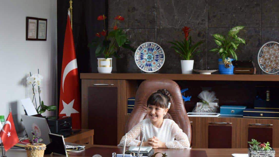 23 Nisan Ulusal Egemenlik ve Çocuk Bayramı Dolayısıyla Tuna İlkokulu Öğrencisi Beren KAHRAMAN İlçe Milli Eğitim Müdürü Oldu.