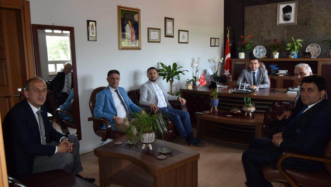 Siyasi Parti İlçe Başkanları İlçe Milli Eğitim Müdürü Sn. Mustafa SAKARYA' yı Ziyaret Etti.