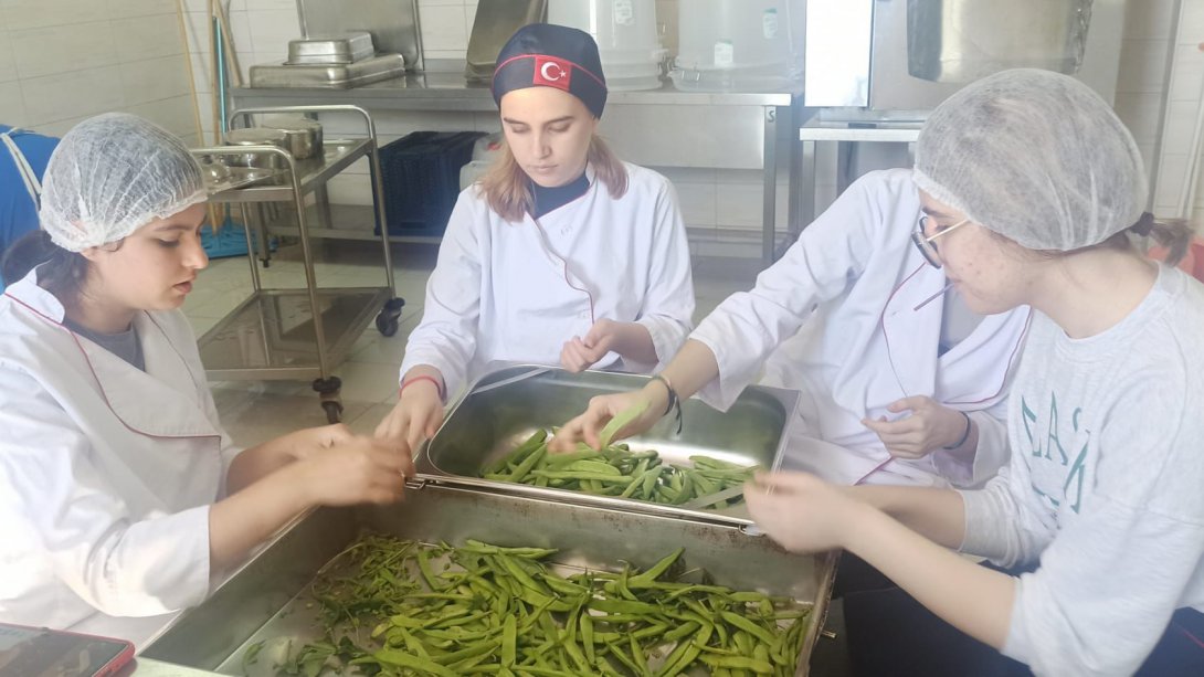 Erenler MTAL Öğrencileri, Taşıma Yoluyla Eğitim Gören Öğrencilere Her Gün Yemek Yapmaya Devam Ediyor.