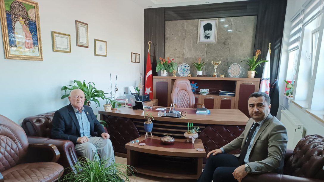 Emekli Öğretmen İlhan ÖZÇELİK İlçe Milli Eğitim Müdürü Sn. Mustafa SAKARYA' yı Ziyaret Etti.
