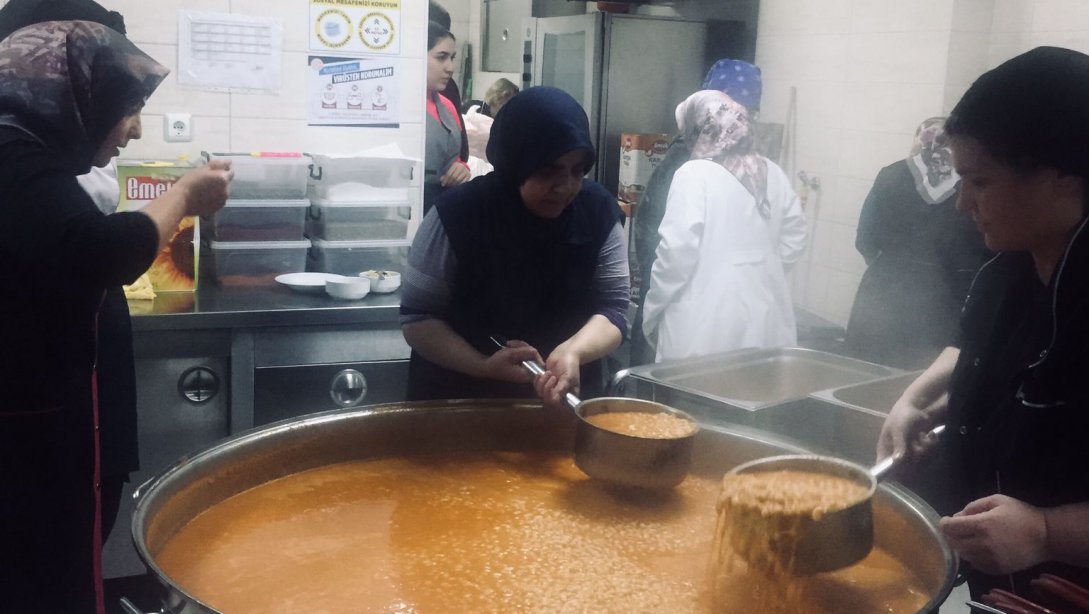 Bakanlığımızca Başlatılan Ücretsiz Yemek Uygulaması Kapsamında Yemekler Erenler Mesleki ve Teknik Anadolu Lisesinde Hazırlanıyor