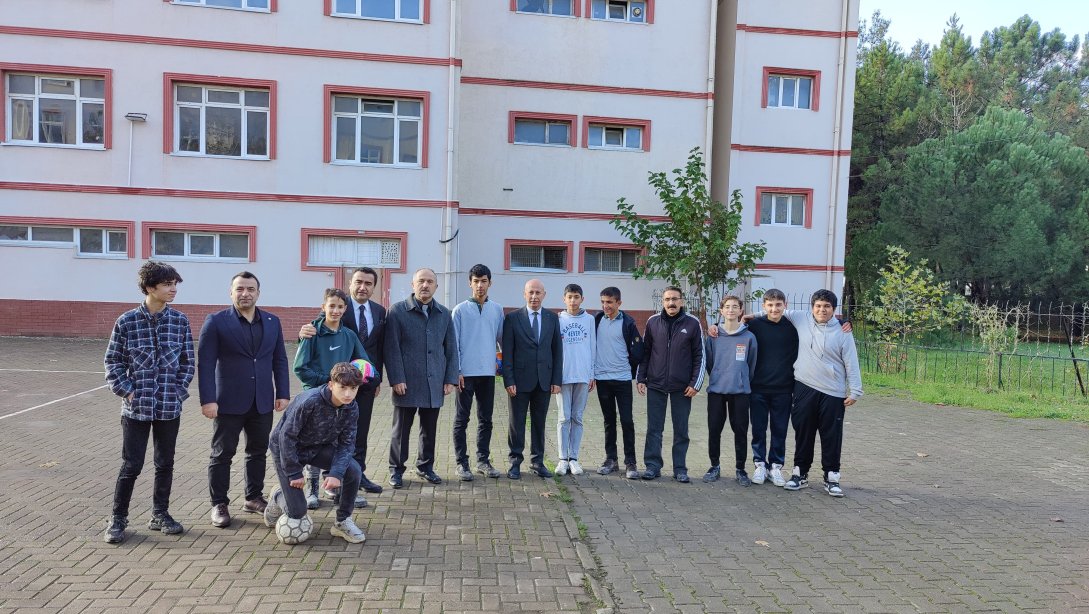 İlçe Kaymakamı Sn. Zafer KARAMEHMETOĞLU ve İlçe Milli Eğitim Müdürümüz Mustafa SAKARYA Mesleki ve Teknik Anadolu Lisesini Ziyaret Etti.