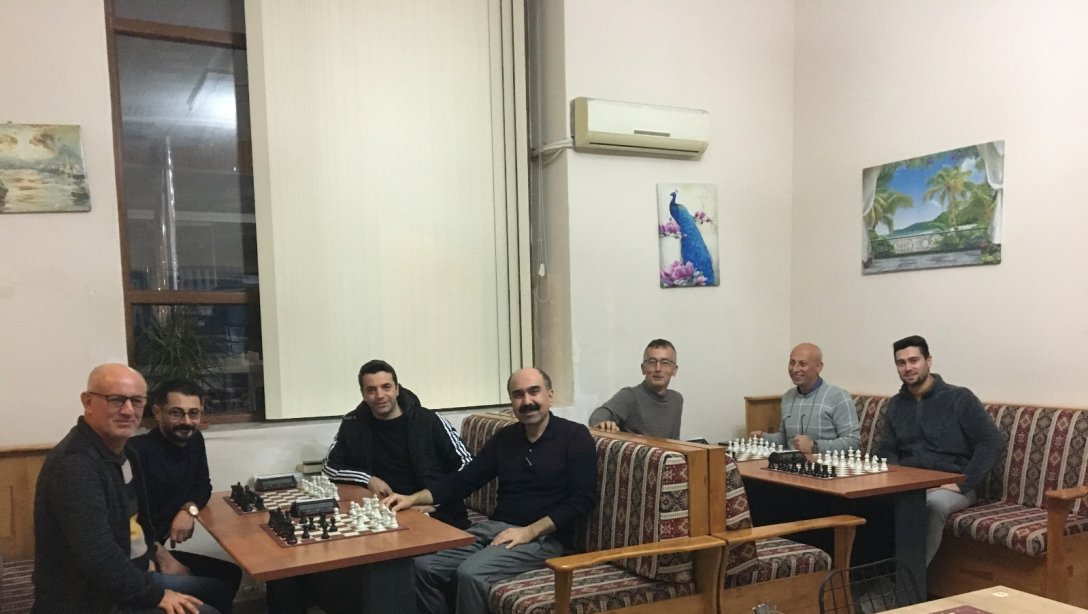 Öğretmenler Arası Satranç Turnuvası Düzenlendi. 