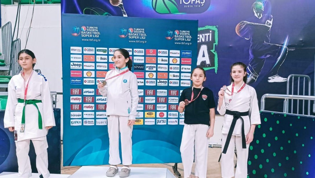 Gazi Osman Paşa Ortaokulu Öğrencileri Karate Turnuvasında İl birincisi, İl ikincisi ve İl üçüncüsü oldu.