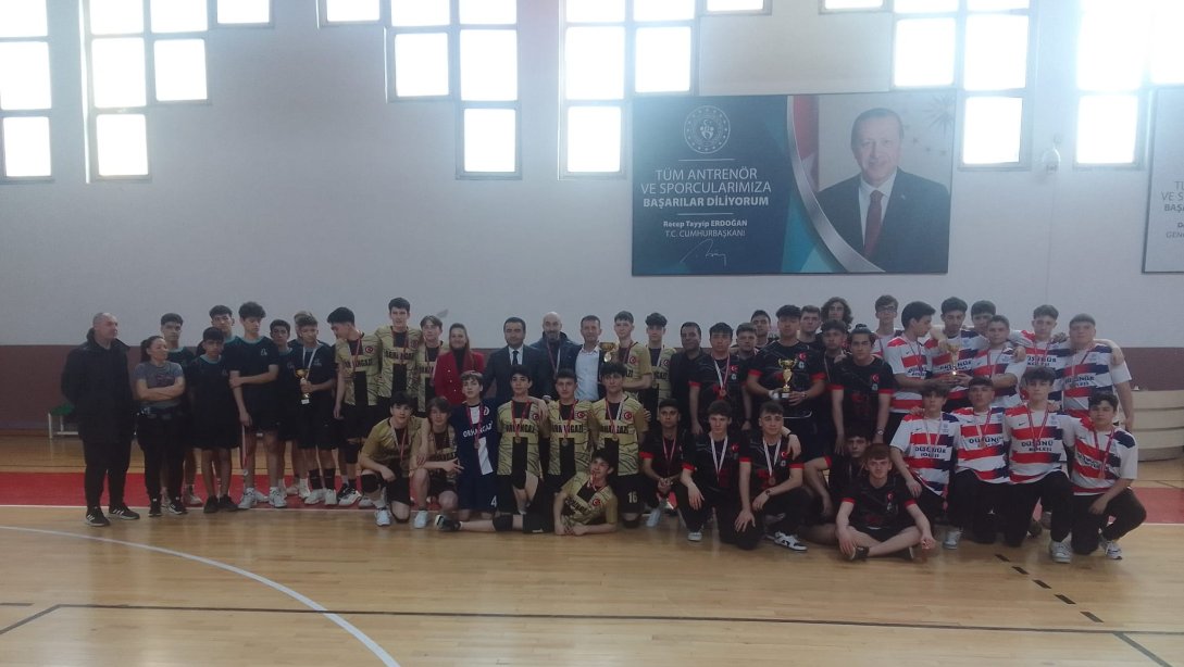 Genç Erkekler Voleybol Turnuvası Şampiyonu 15 Temmuz Şehitler Anadolu Lisesi Oldu.