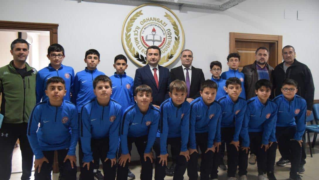 Abdulhamid Han Erkek Futbol Takımı İlçe Milli Eğitim Müdürümüz Sn. Mustafa SAKARYA' yı Ziyaret Etti.