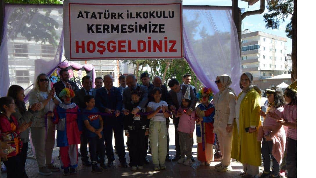 İlçe Kaymakamı Sayın Zafer KARAMEHMETOĞLU Atatürk İlkokulunun Düzenlediği Kermese Katıldı.