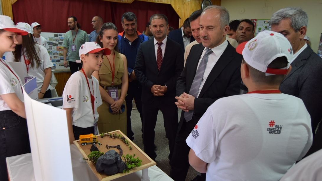 Yeniköy Ortaokulu' nda TÜBİTAK 4006 Bilim Fuarı Gerçekleşti.
